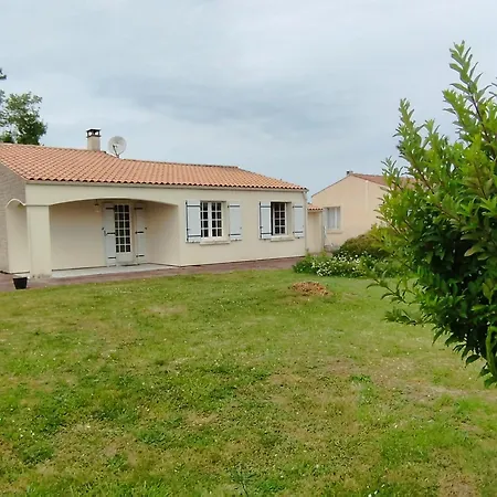 Hébergement de vacances Maison Oleronaise Avec Piscine, Jardin Clos Et A 1km De La De Foulerot - Fr-1-778-30 *